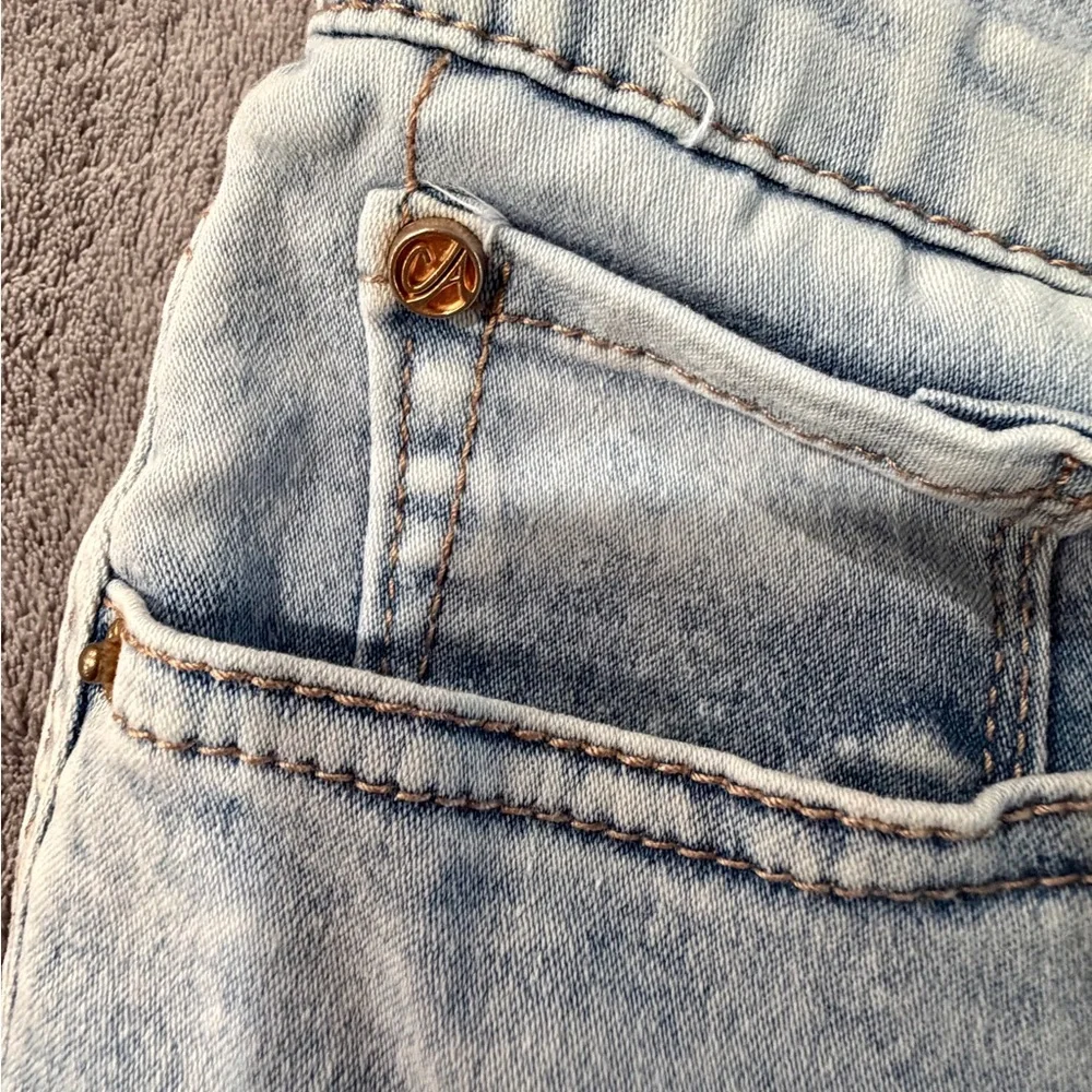 Curve Appeal Women's Light Wash Straight Jeans. Gently loved